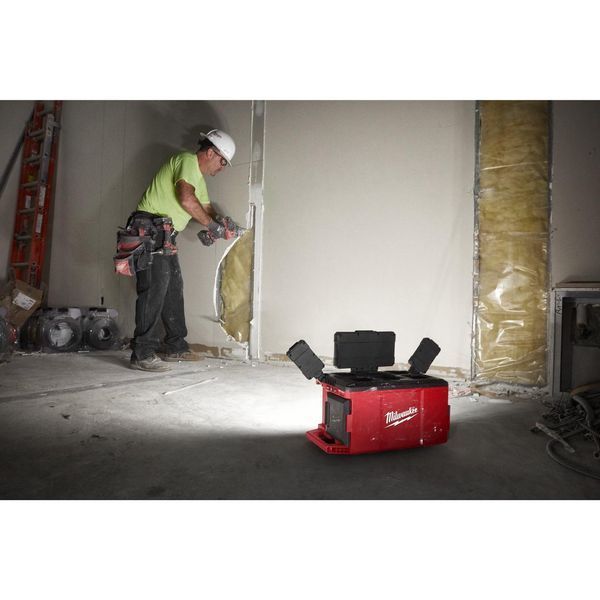 Зарядний пристрій/ліхтар MILWAUKEE M18 POALC-0 4933478120 фото